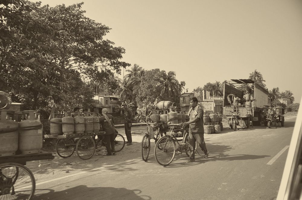 Gas cylinders delivered by cycle near Kolkata (file photo).